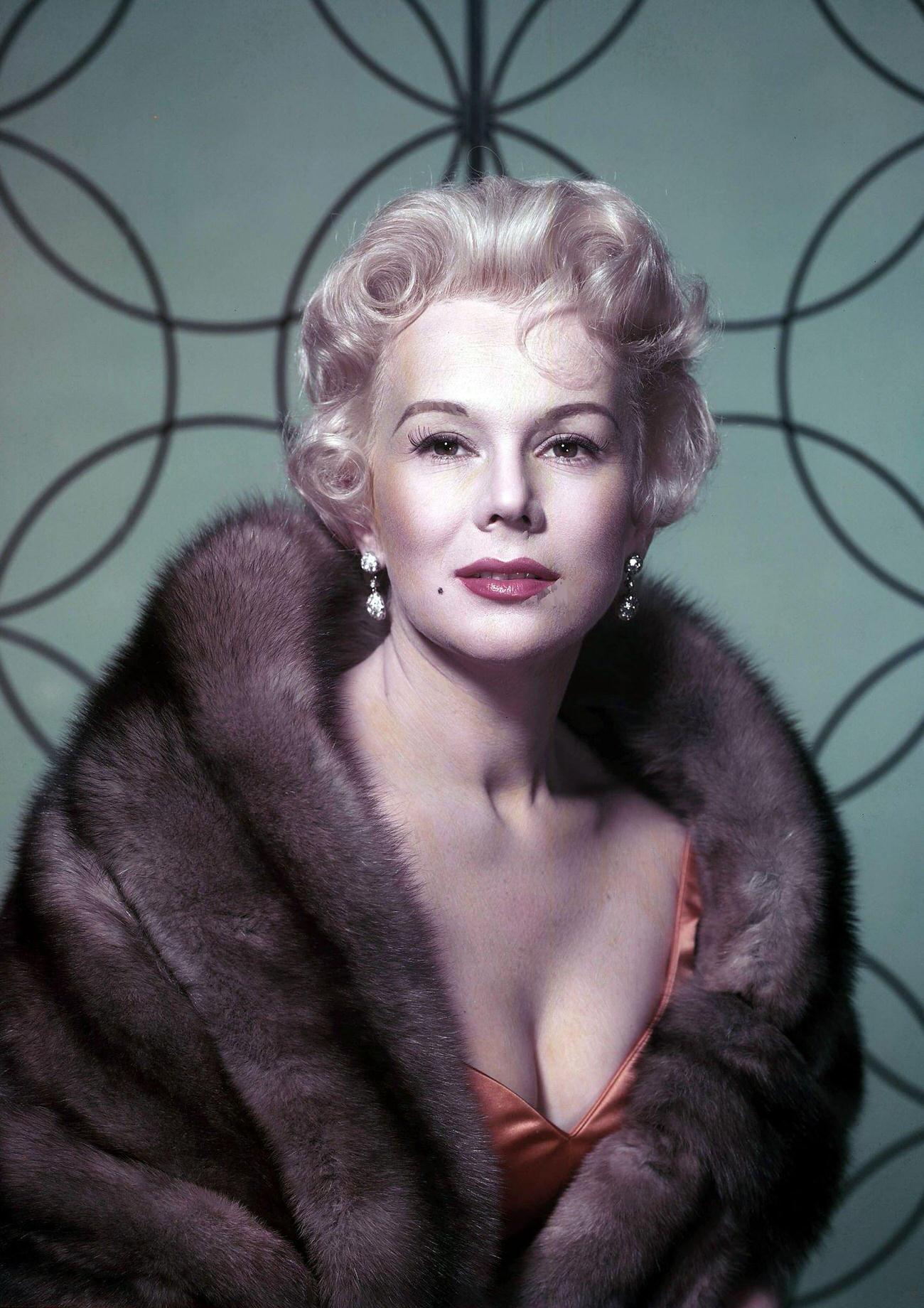 The Radiant Young Eva Gabor and Her Journey to Stardom in Photos