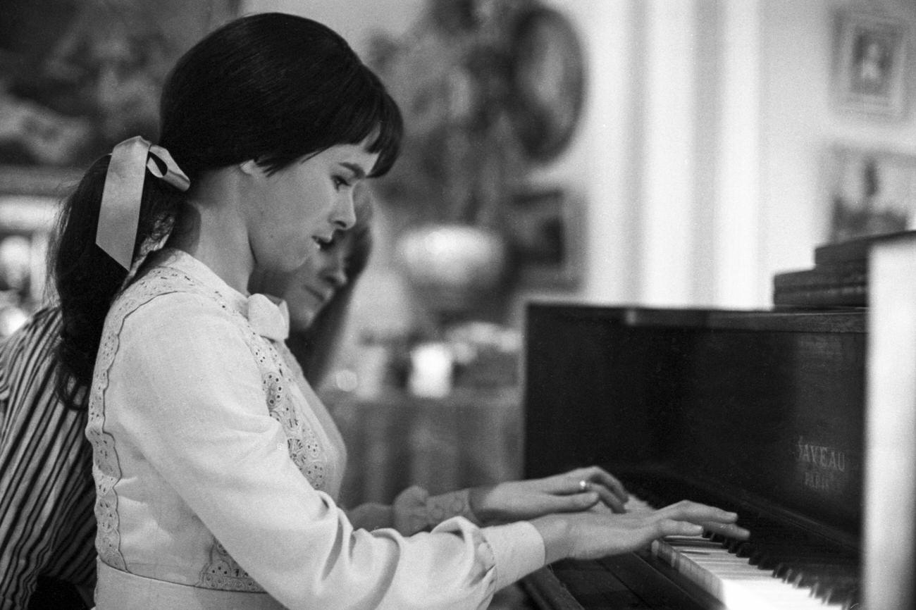 Geraldine Chaplin During The Filming Of 'J'Ai Tué Raspoutine' In Paris, France, December 13, 1966.