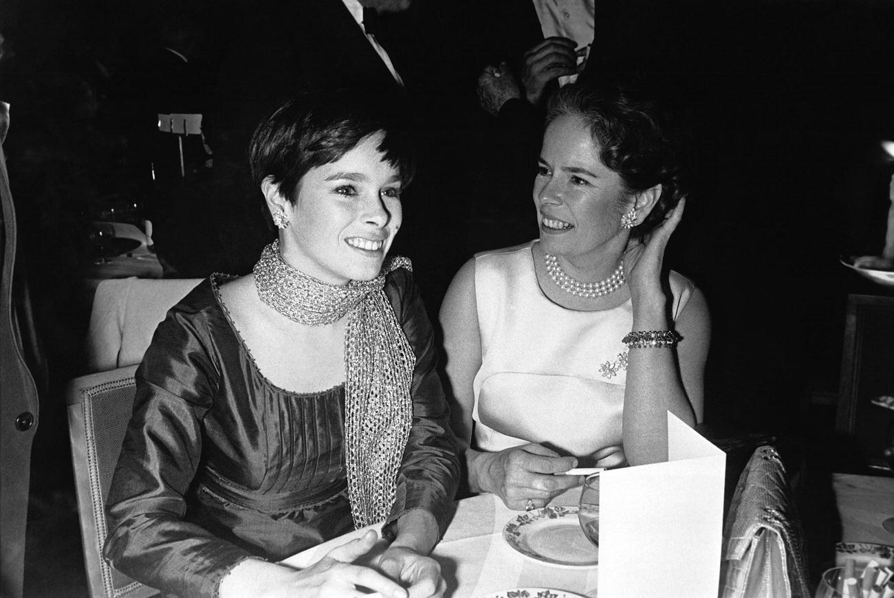 Geraldine Chaplin And Her Mother Oona O'Neill At The Launch Party For 'La Contesse À Hong Kong' By Charlie Chaplin, 1967.