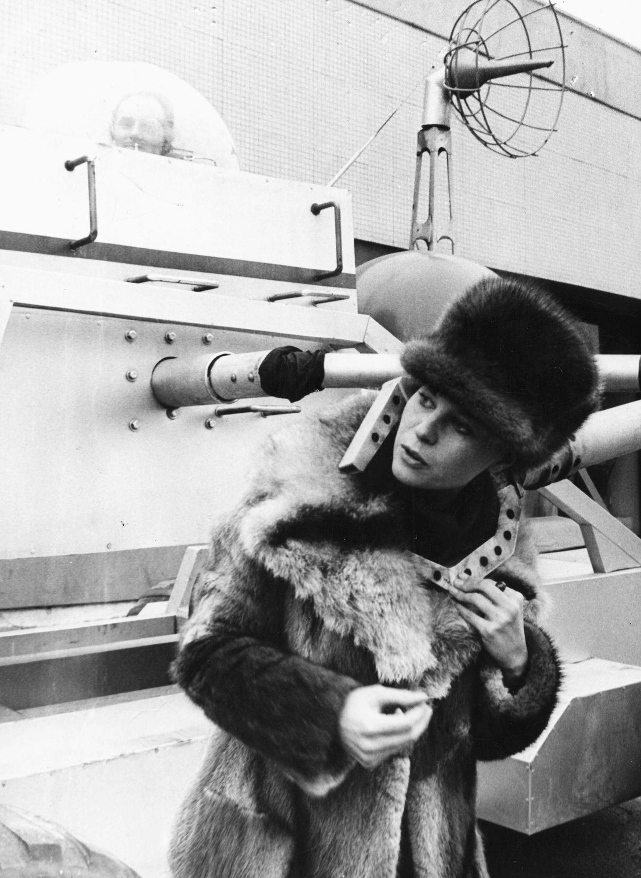 Lana Wood Promoting 'Diamonds Are Forever' With A 'Robot' In Dusseldorf, December 21, 1971.
