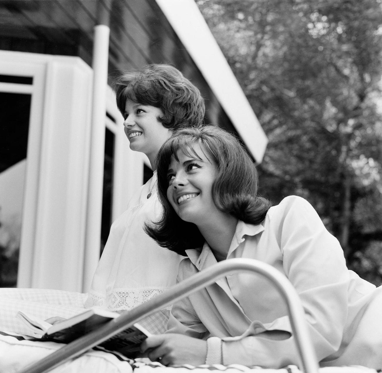 Natalie Wood And Lana Wood Pose For A Portrait In Los Angeles, Ca, Circa 1960.
