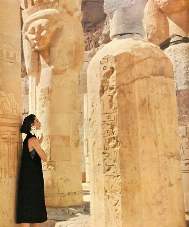 Dovima In Sleeveless Moygashel Linen Coat By Bonnie Cashin, Temple Of Queen Hatshepsut, Egypt, June 1951.