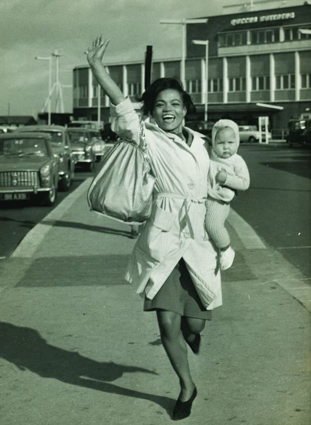 The Sweet And Loving Moments Of Eartha Kitt With Daughter Kitt Captured In 1960S Photos
