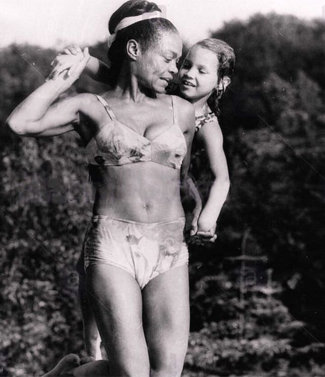 The Sweet And Loving Moments Of Eartha Kitt With Daughter Kitt Captured In 1960S Photos