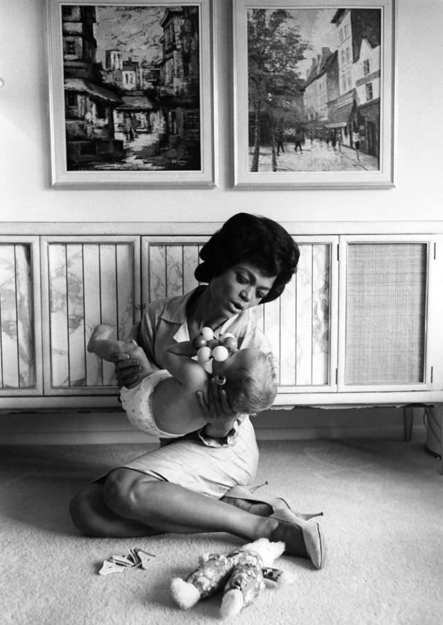 The Sweet And Loving Moments Of Eartha Kitt With Daughter Kitt Captured In 1960S Photos