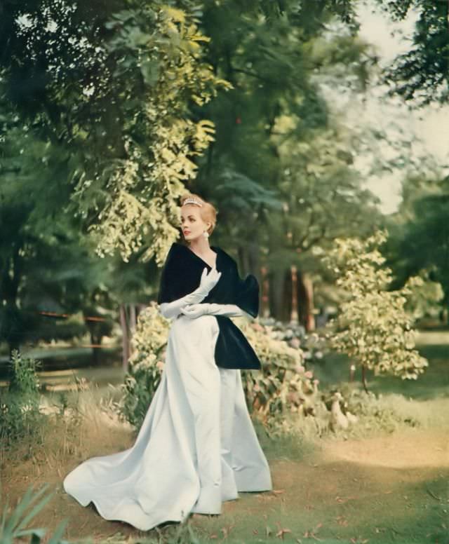 Linda Harper In A Fouke-Dyed Alaska Fur Seal Stole By Revillon, 1954.