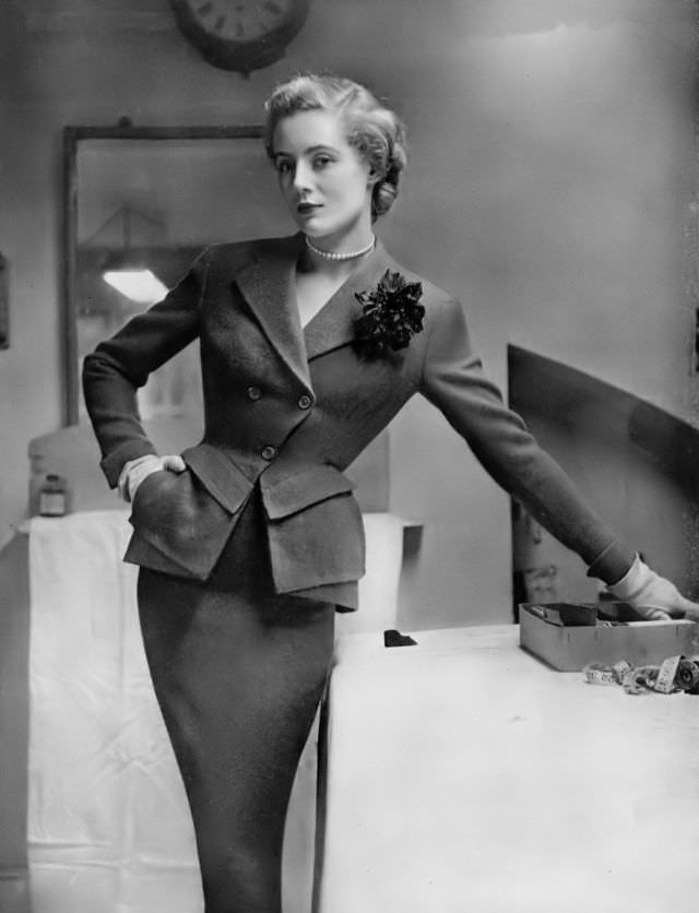 Pat O'Reilly In A Lovat Tweed Suit By Lachasse, Harper'S Bazaar Uk, March 1951.