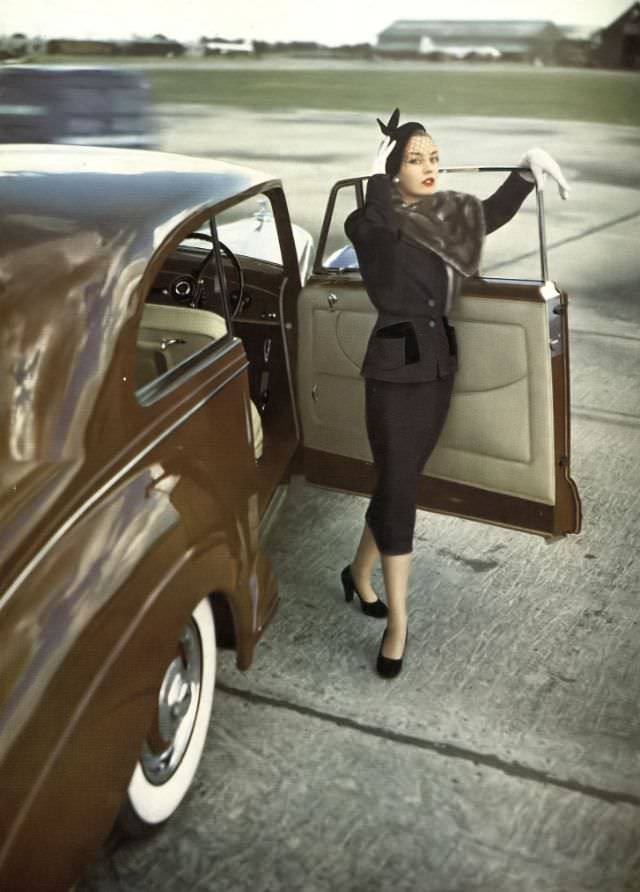 Shelagh Wilson In Jacqmar Barathea Suit And Molho Mink Stole, Harper'S Bazaar Uk, October 1950.