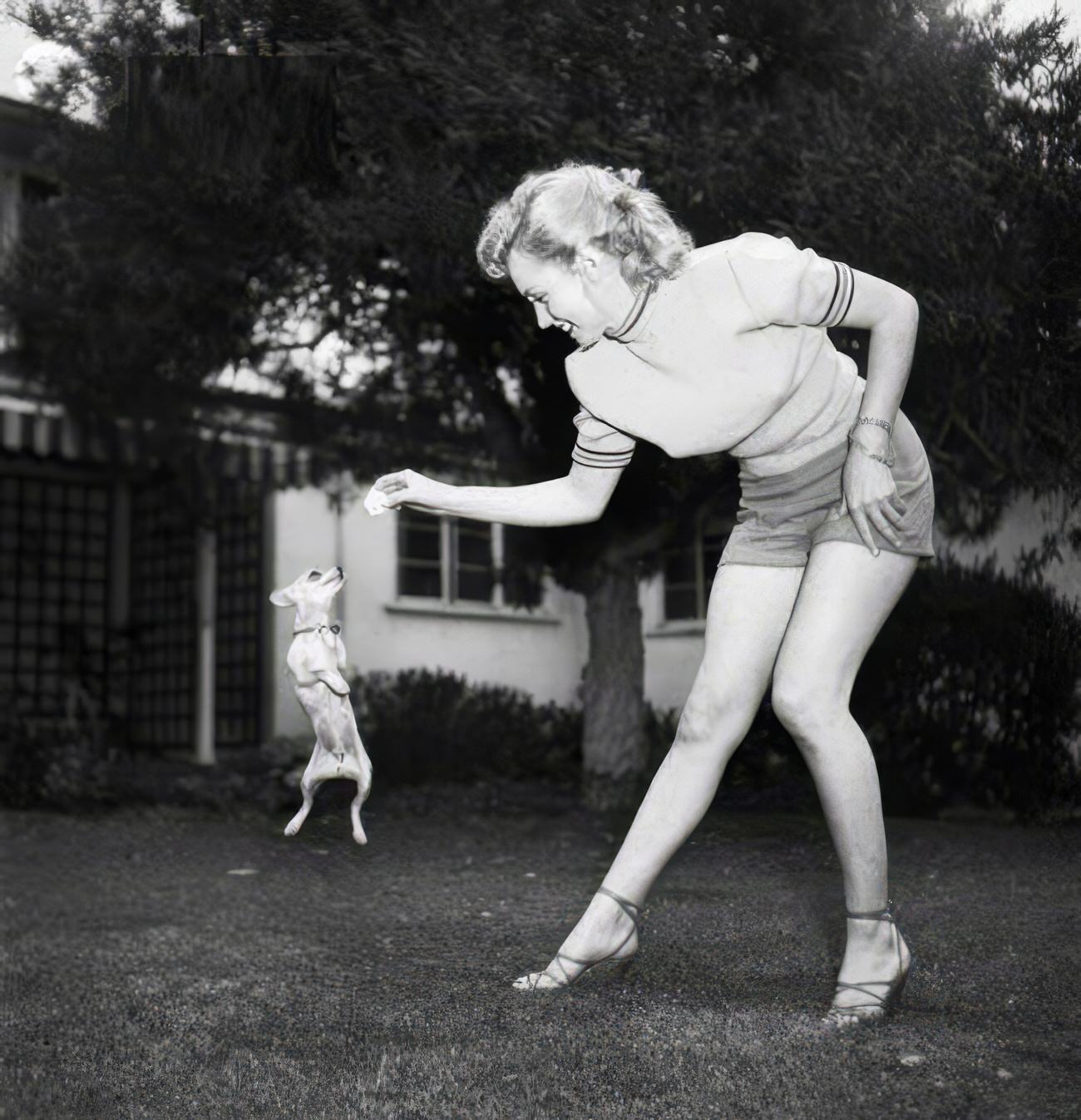 Heartwarming Vintage Photos Of Marilyn Monroe Posing With Her Dogs