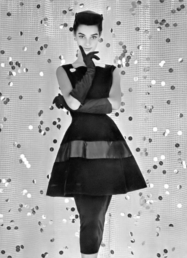 Jacky Mazel Is Wearing A Velvet Tunic Banded In Satin Over Slim Velvet Skirt With Velvet Toque By Jacques Heim, Jewel Pin By Roger Scèmama, Photo By Philippe Pottier, 1955