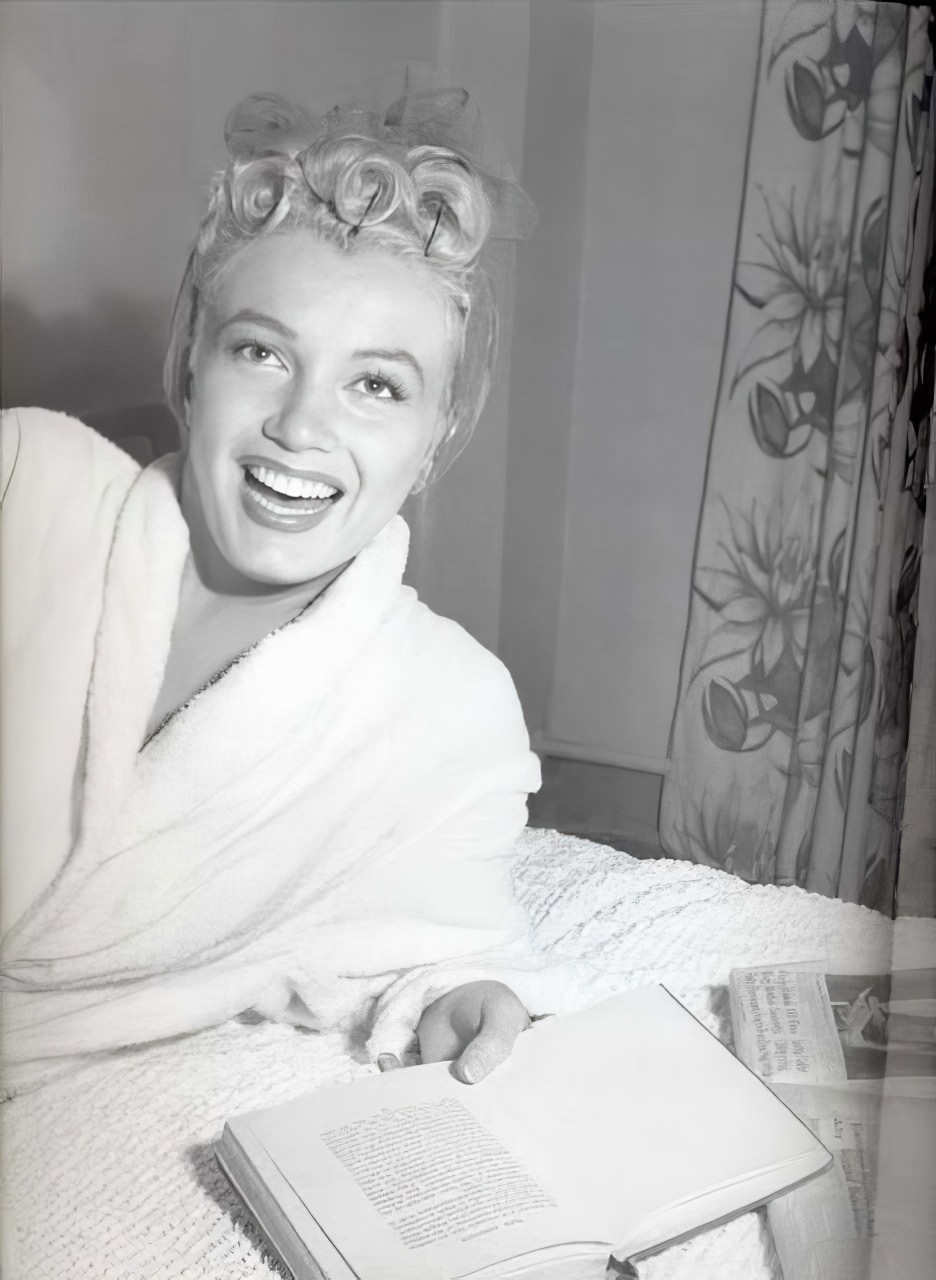 Marilyn Monroe: The Hollywood Icon'S Love Affair With Books