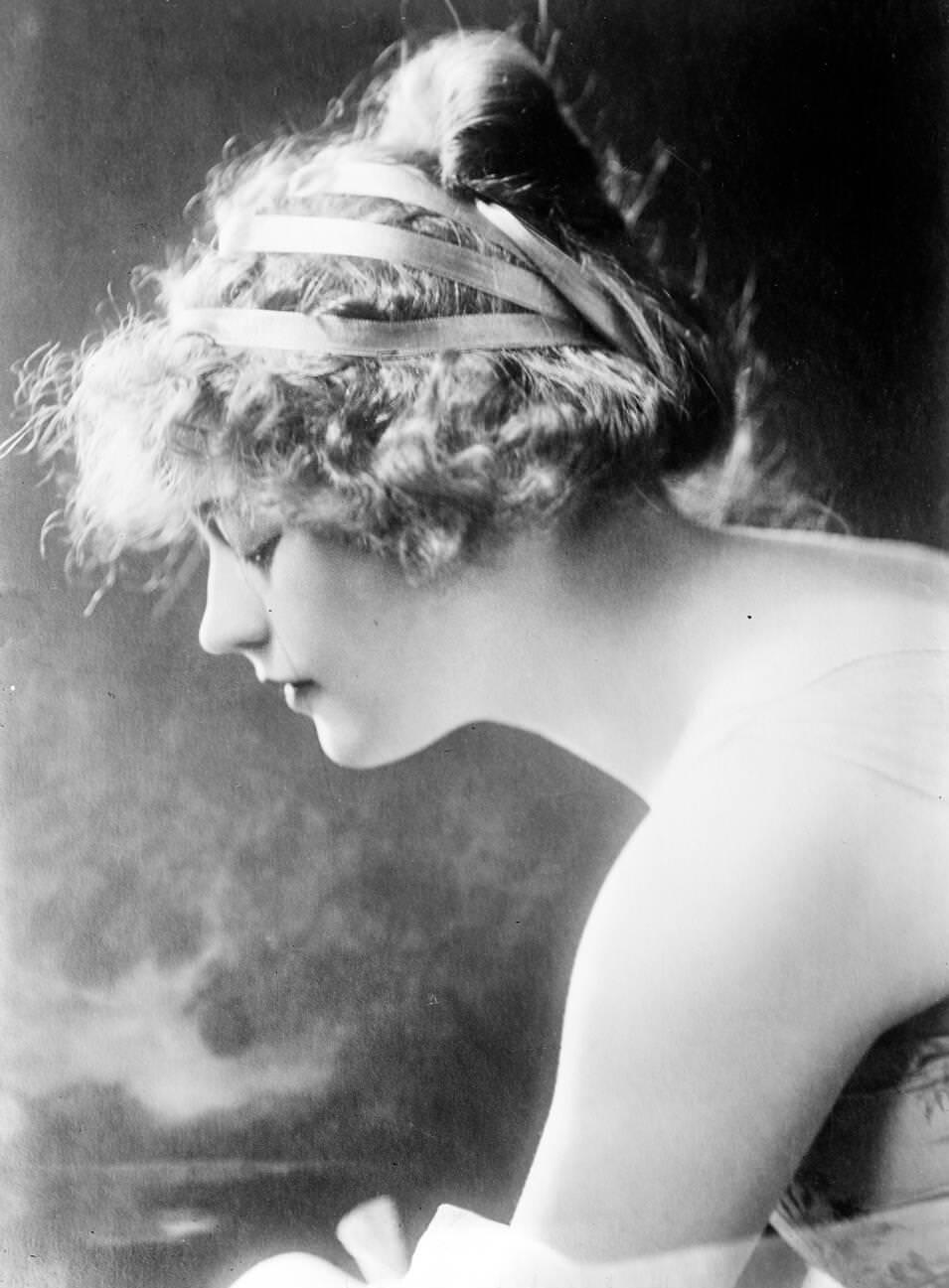 Marion Davies, A Ziegfeld Girl.