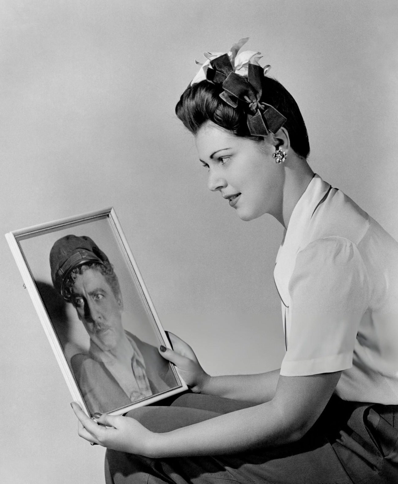 Diana Barrymore Holding A Picture Of John Barrymore, 1943