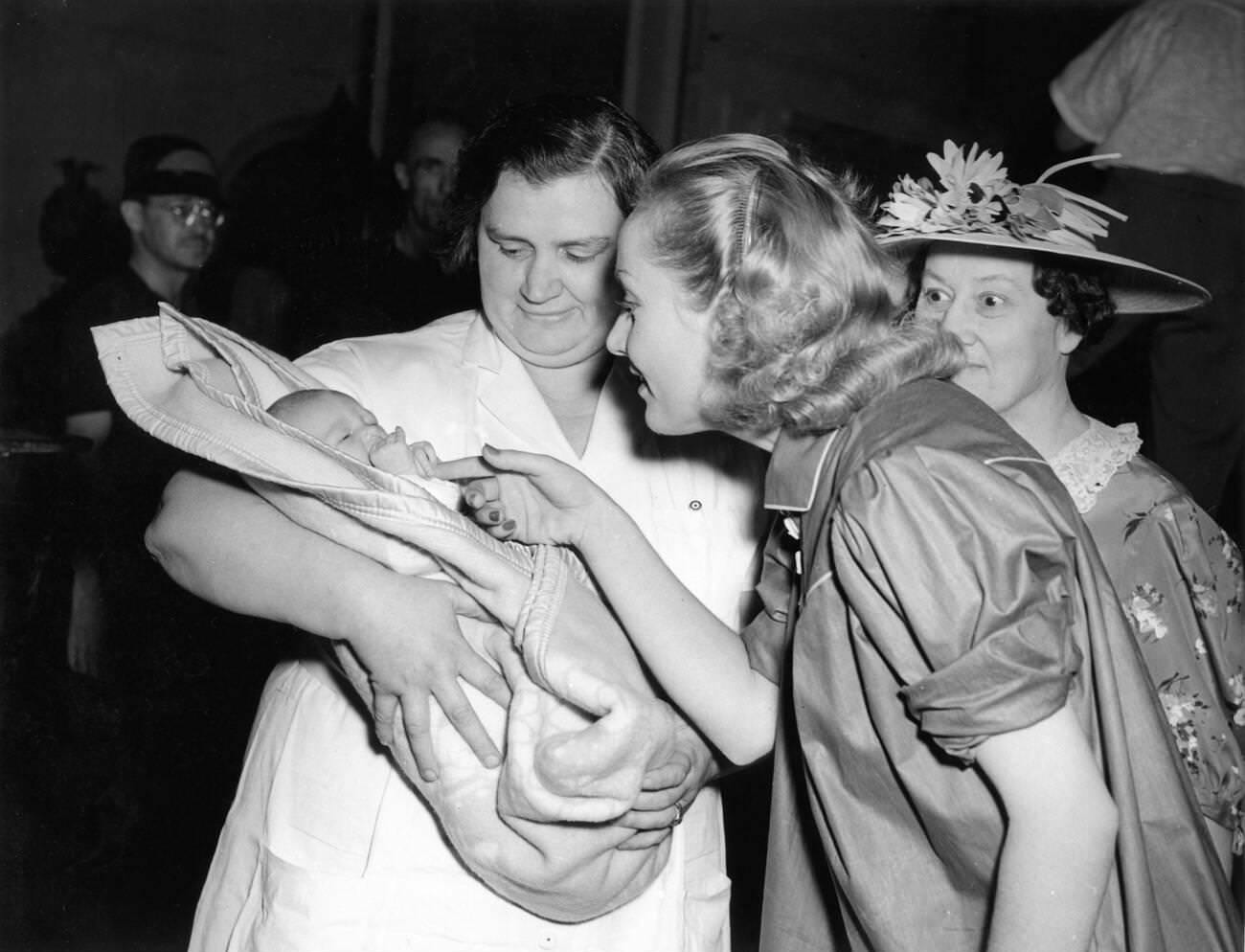 Nurse Madaline Moore, Carole Lombard, And Welfare Worker Alice Dodge Smith Looking At Bonnie Belle Barber, 1939.