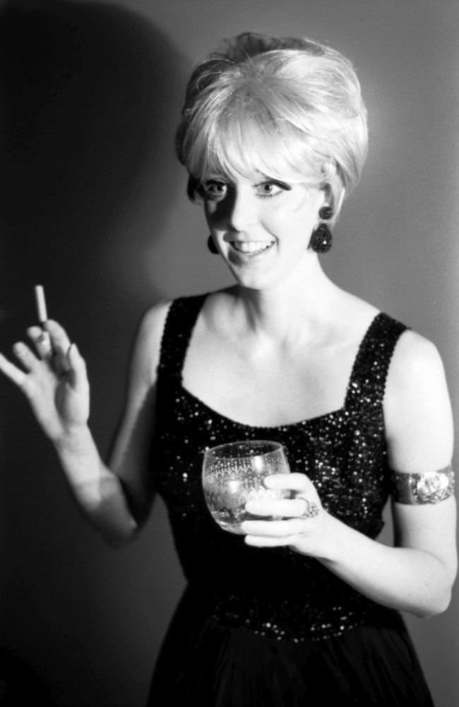 Pop Art Princess: Edie Sedgwick'S Captivating Presence In Andy Warhol'S Photography