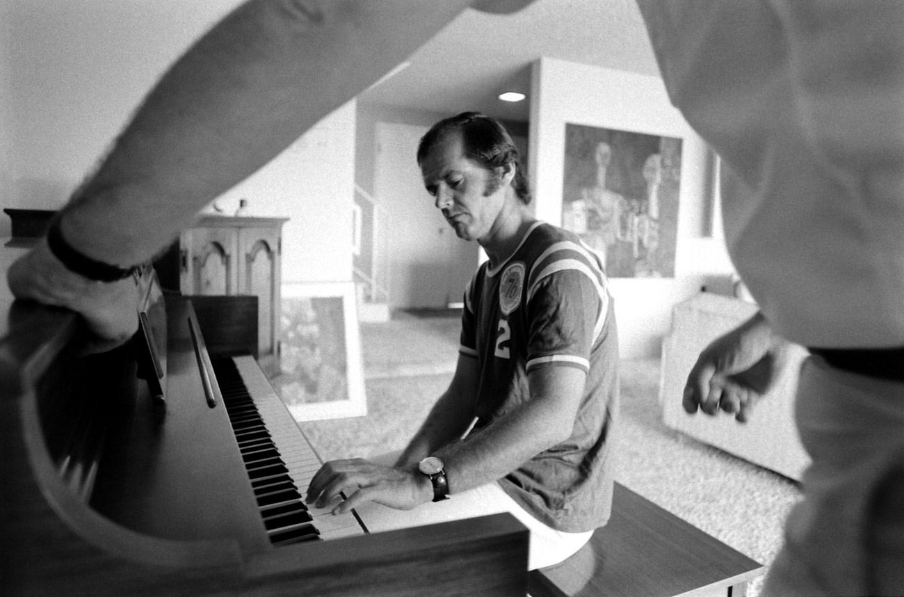 Jack Nicholson At Home In 1969, Taking His First Piano Lesson With Teacher Josef Pacholczyk, Prior To Starring In The 1970 Classic, Five Easy Pieces.
