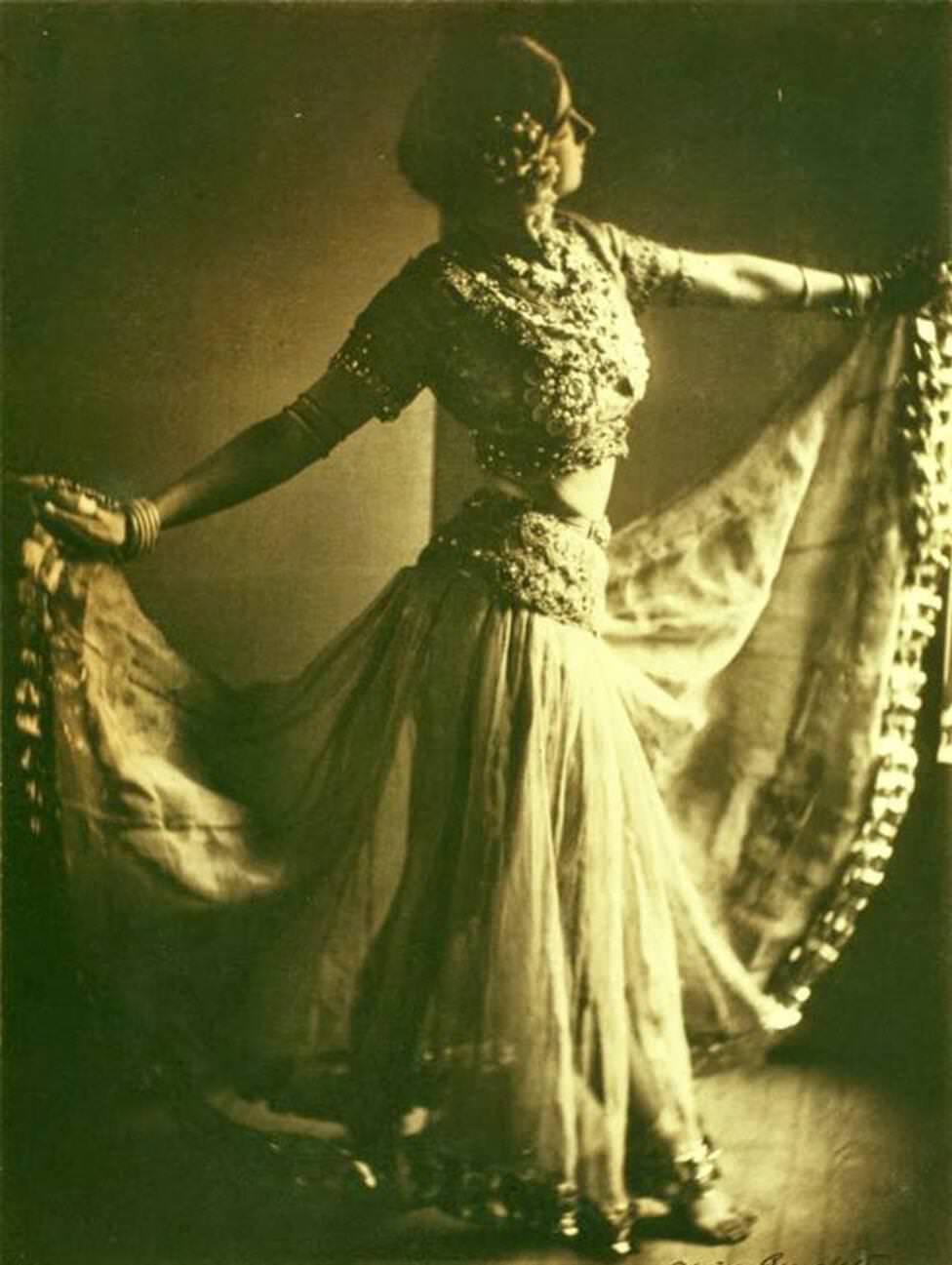 Ruth St. Denis, 1900.