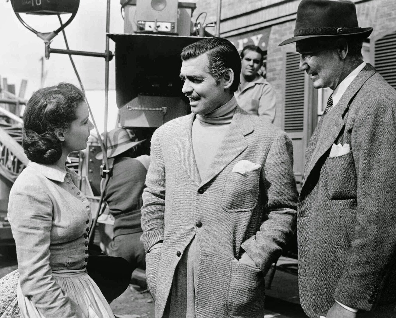 Vivien Leigh As Scarlett O'Hara, Clark Gable Who Plays Rhett Butler, And Director Victor Fleming, On The Atlanta Evacuation Set.