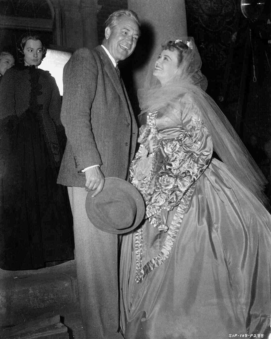 Director Victor Fleming Standing And Laughing With Ona Munson As Belle Watling While Olivia De Havilland As Melanie Hamilton And Leona Roberts As Mrs. Meade Look On From Behind.