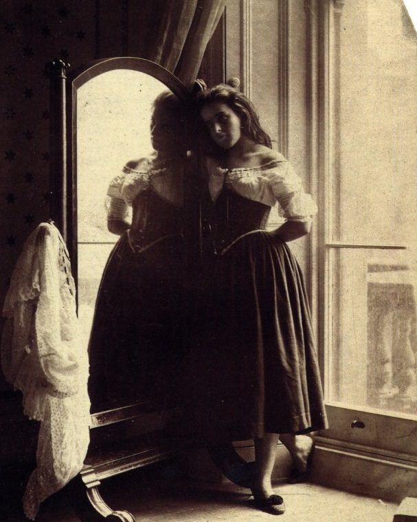 A Victorian Mother'S Lens: Intimate Portraits Of Daughters In Early Photography, 1860S