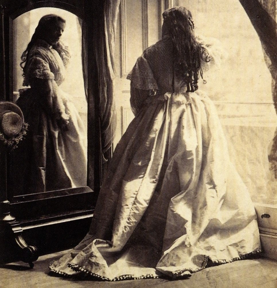 A Victorian Mother'S Lens: Intimate Portraits Of Daughters In Early Photography, 1860S