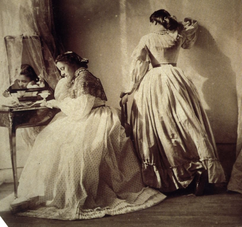 A Victorian Mother'S Lens: Intimate Portraits Of Daughters In Early Photography, 1860S