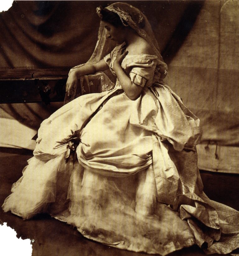 A Victorian Mother'S Lens: Intimate Portraits Of Daughters In Early Photography, 1860S
