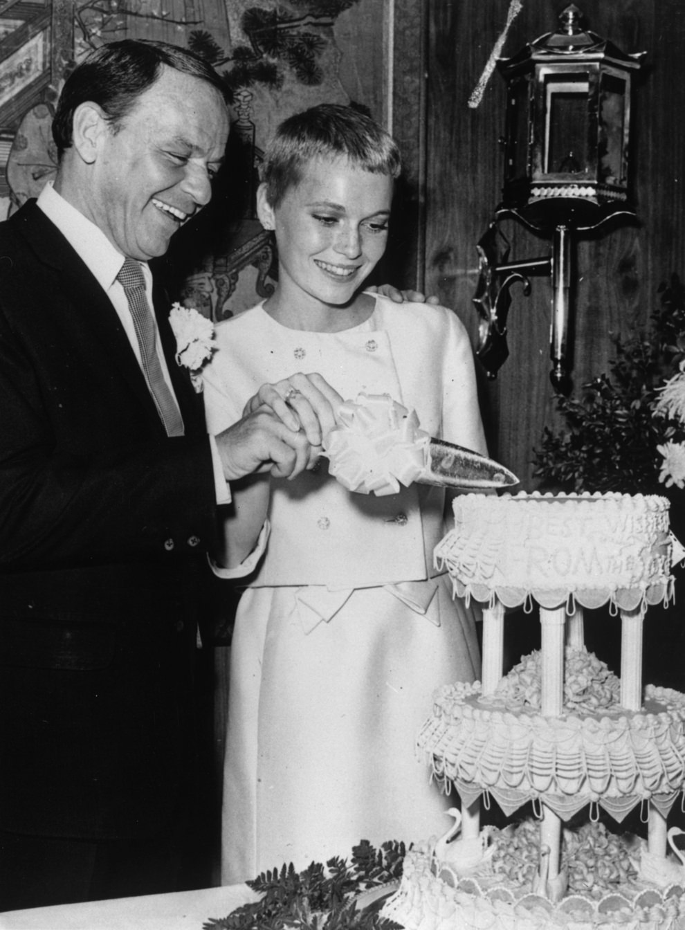 Frank Sinatra &Amp;Amp; Mia Farrow Cutting The Cake, Las Vegas, 1966.