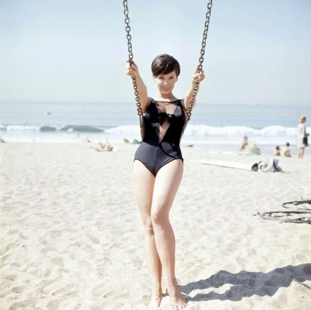 Yvonne Craig’s Bikini Photo Shoots That Defined 1960S Tv Glamour