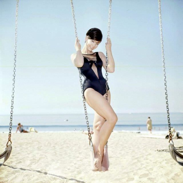Yvonne Craig’s Bikini Photo Shoots That Defined 1960S Tv Glamour