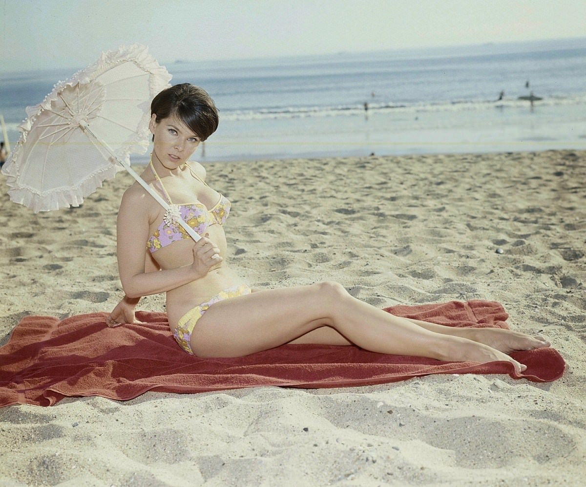Yvonne Craig’s Bikini Photo Shoots That Defined 1960S Tv Glamour