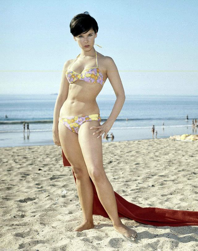 Yvonne Craig’s Bikini Photo Shoots That Defined 1960S Tv Glamour