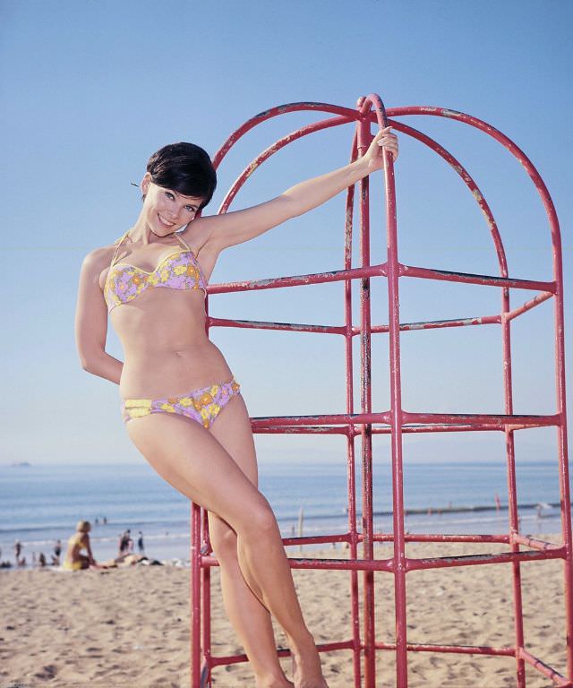 Yvonne Craig’s Bikini Photo Shoots That Defined 1960S Tv Glamour