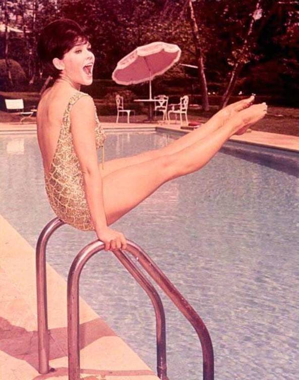 Yvonne Craig’s Bikini Photo Shoots That Defined 1960S Tv Glamour