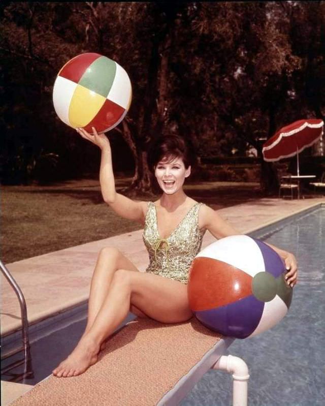 Yvonne Craig’s Bikini Photo Shoots That Defined 1960S Tv Glamour