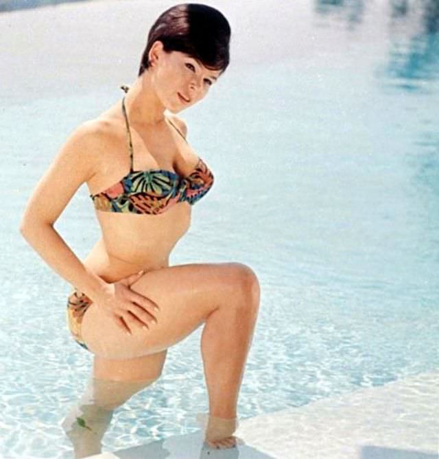 Yvonne Craig’s Bikini Photo Shoots That Defined 1960S Tv Glamour
