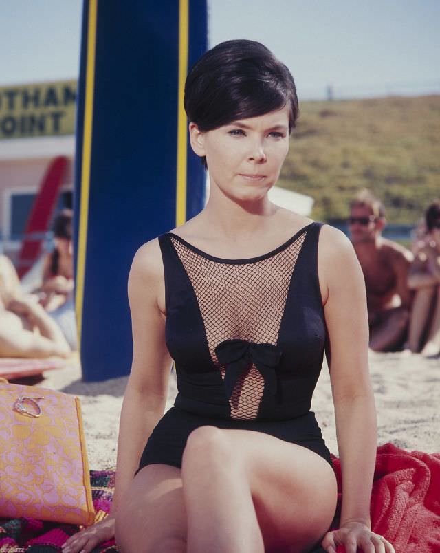 Yvonne Craig’s Bikini Photo Shoots That Defined 1960S Tv Glamour