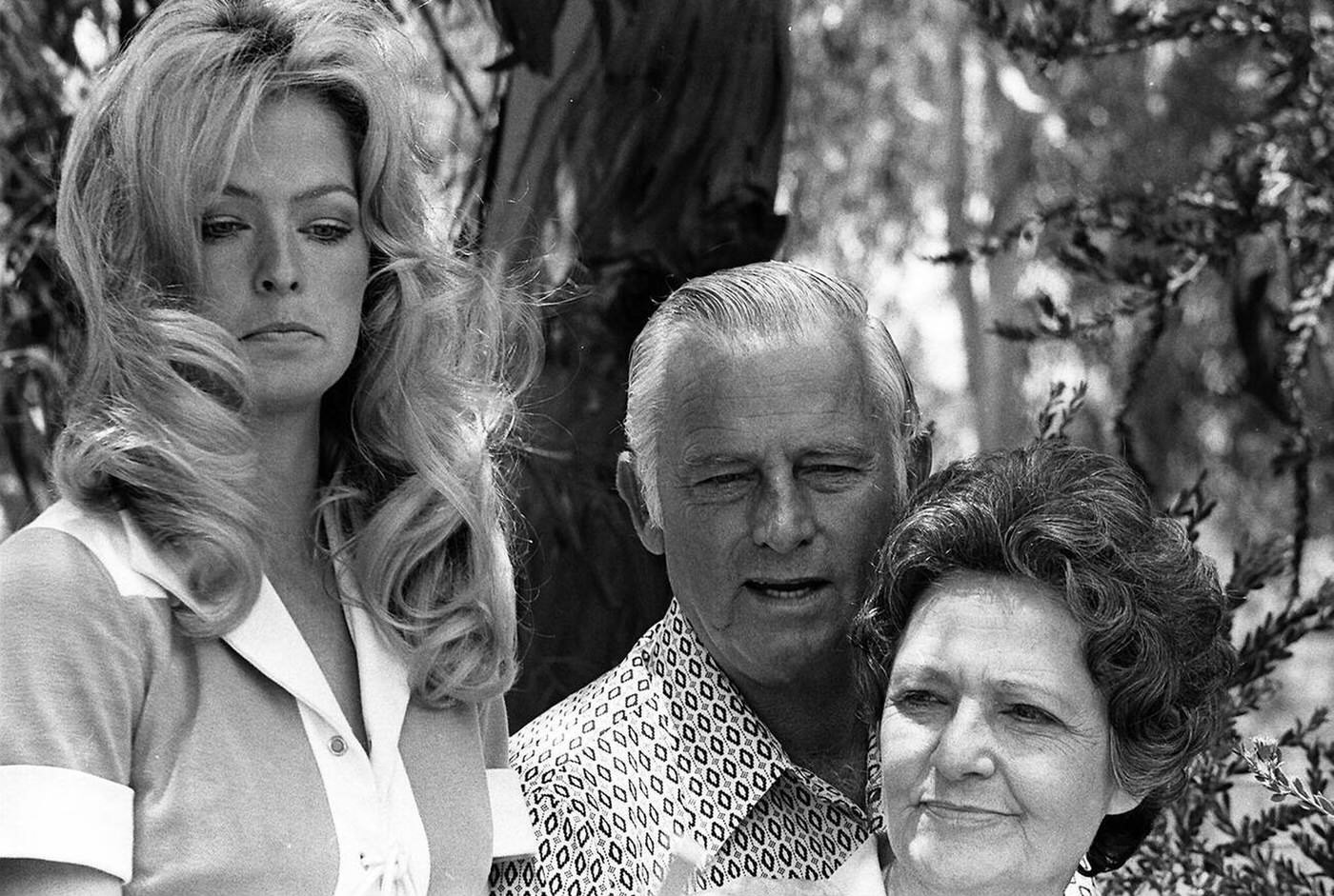 Farrah Fawcett Visits Her Parents Jim And Pauline At A Family Reunion In Los Angeles, 1972.