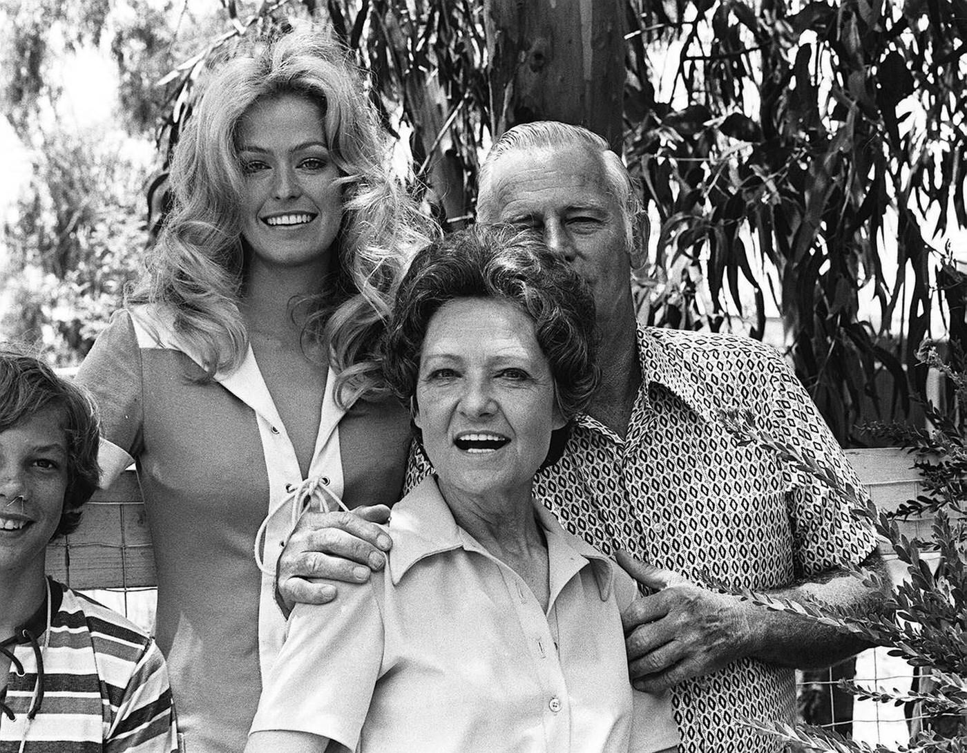 Farrah Fawcett Visits Her Parents Jim And Pauline At A Family Reunion In Los Angeles, 1972.