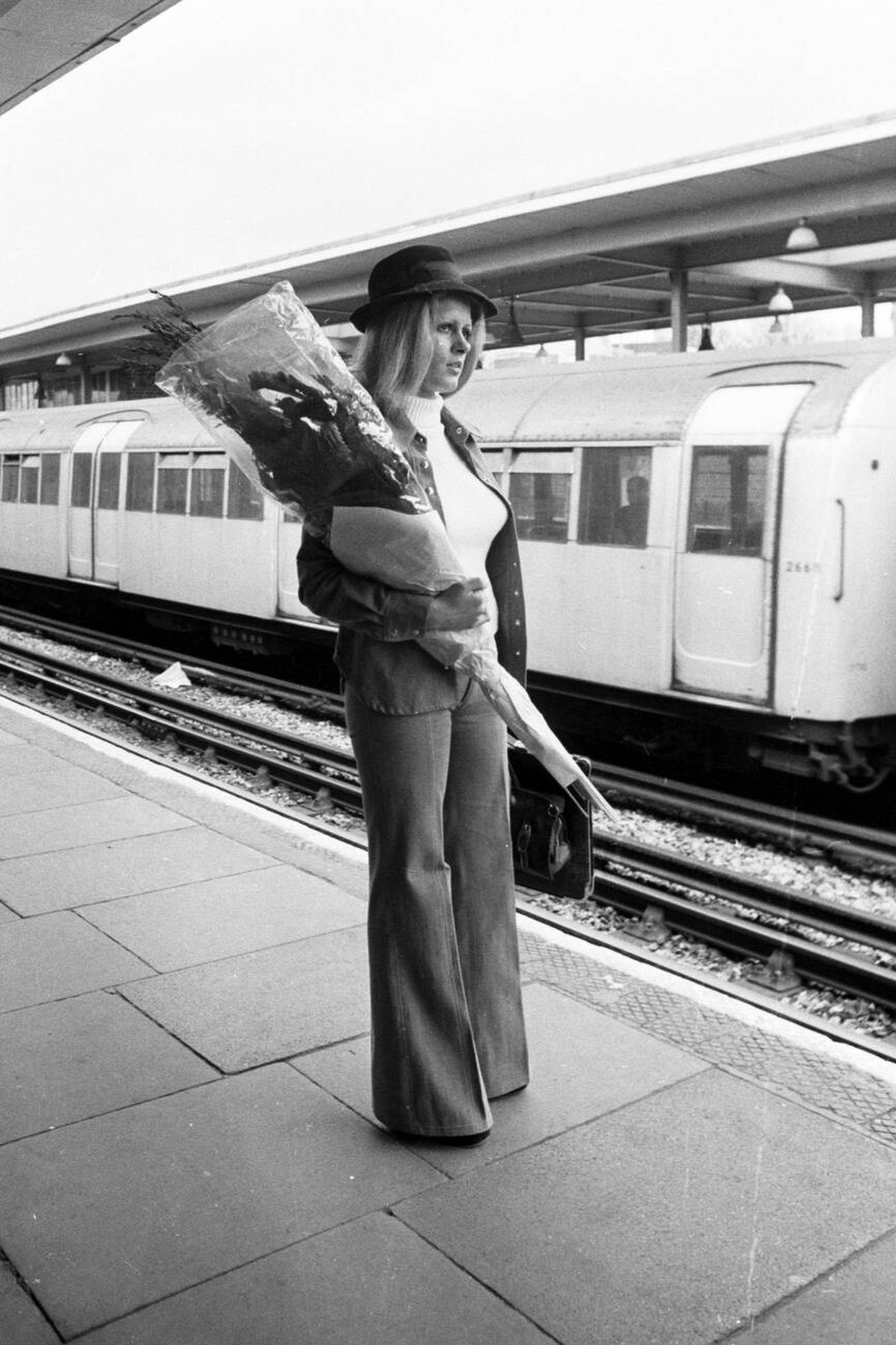 Wpc Elaine Bishop, Dressed In Clothes Similar To Those Worn By Murdered Playboy Bunny Girl Eve Stratford, Re-Enacts Her Last Walk From The Tube Station To The Flat In Lyndhurst Drive, East London, 1975.