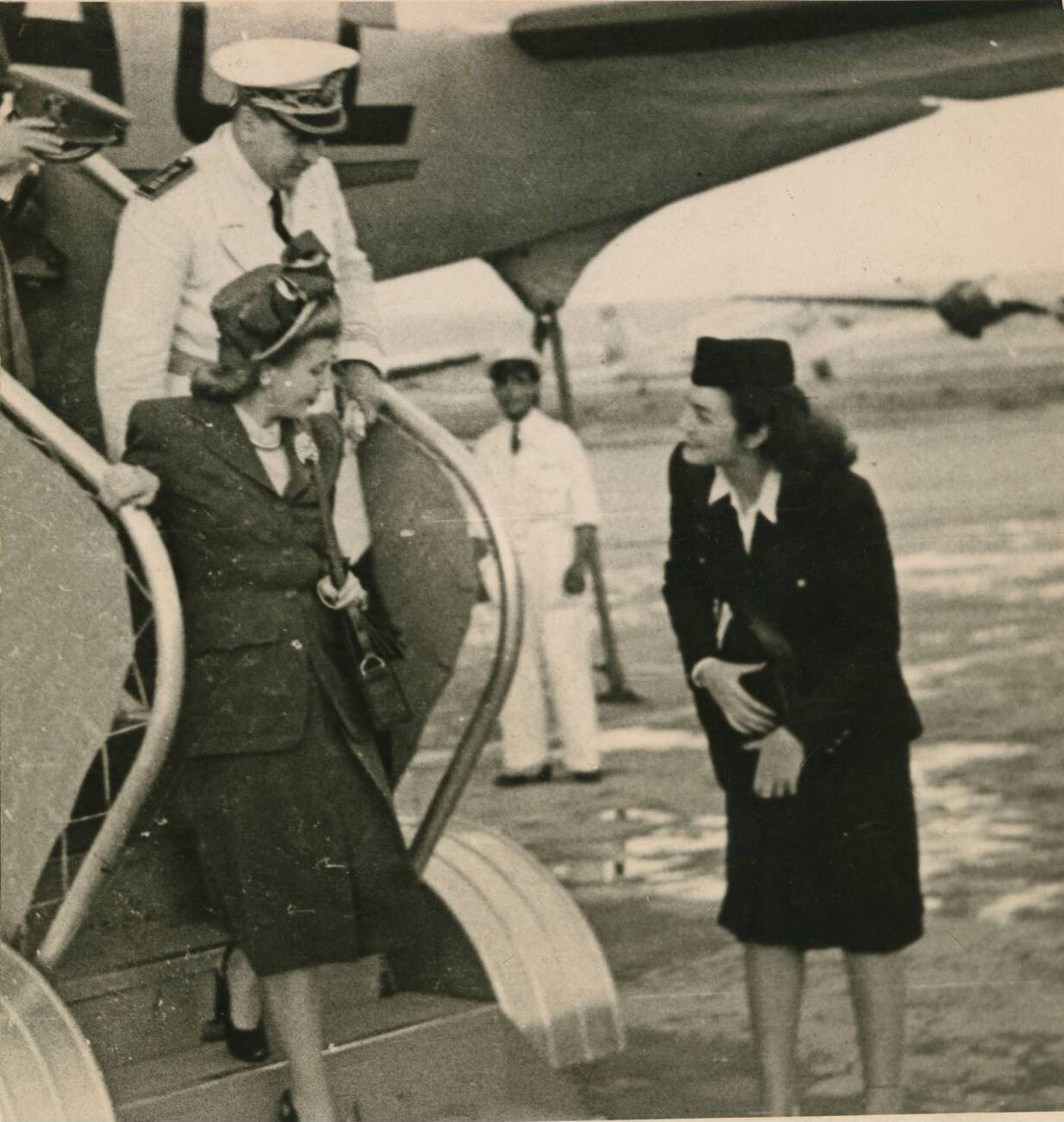 A Stewardess Accompanying Eva Perón On Her Trip To Madrid, Says Goodbye To Her At The Foot Of The Plane Steps, 1947.