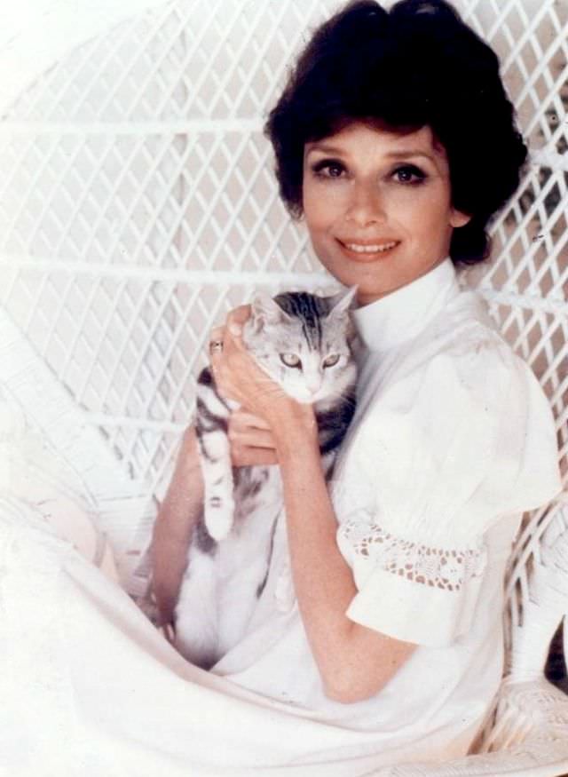Audrey Hepburn With Her Son'S Cat At Her Apartment In Rome, 1976