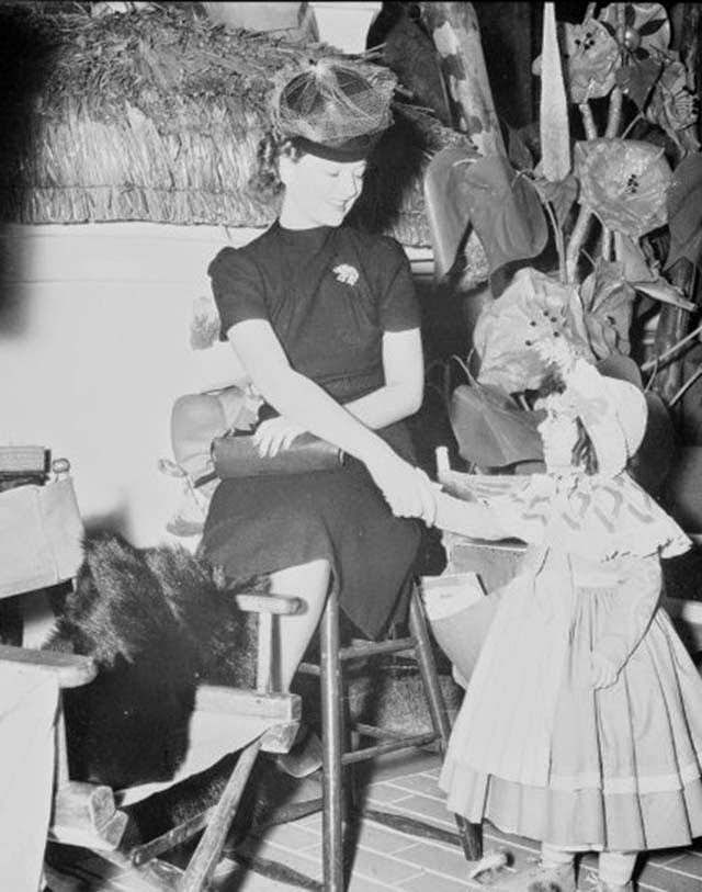 Myrna Loy Visiting With Olga Nardone, One Of The Actresses Playing A Munchkin.