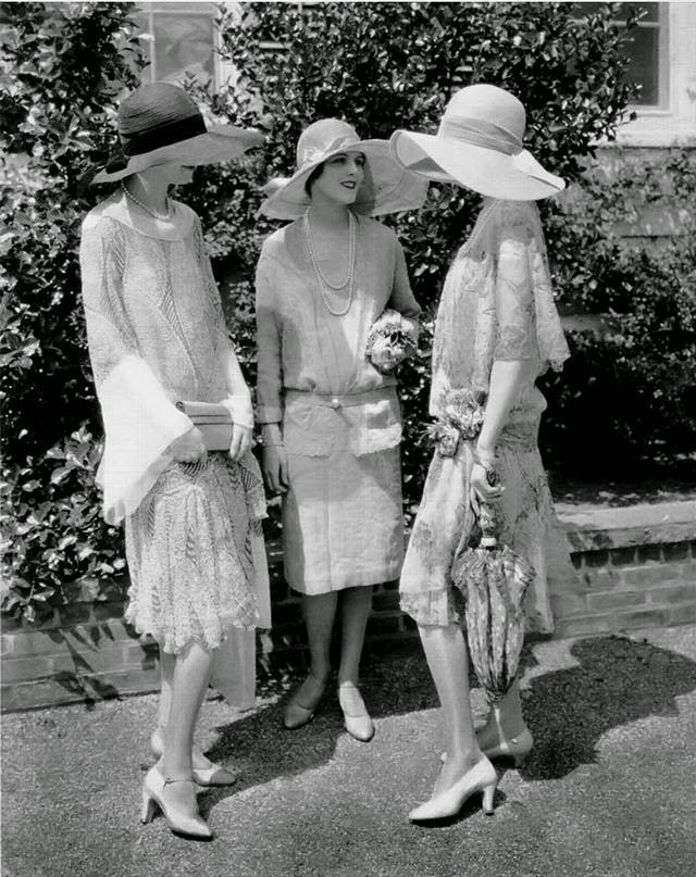 Three Model 1926. Photograph By Edward Steichen For Vogue. From Left To Right: Alden Gay Wearing A Black And White Chiffon Dress By Madame Frances And A Wide-Brimmed Hat; Marion Morehouse, Wearing A Light-Colored Chiffon Dress By Jay-Thorpe, With A Wide-Brimmed Hat; Miss Collier, Holding A Parasol, And Wearing A Printed Chiffon And Lace Dress With A Tuscan Straw Hat.