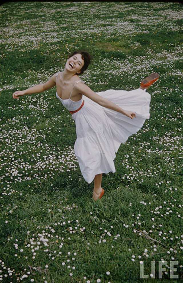 Georgia Moll In White: Stunning 1950S Photos That Define Timeless Beauty