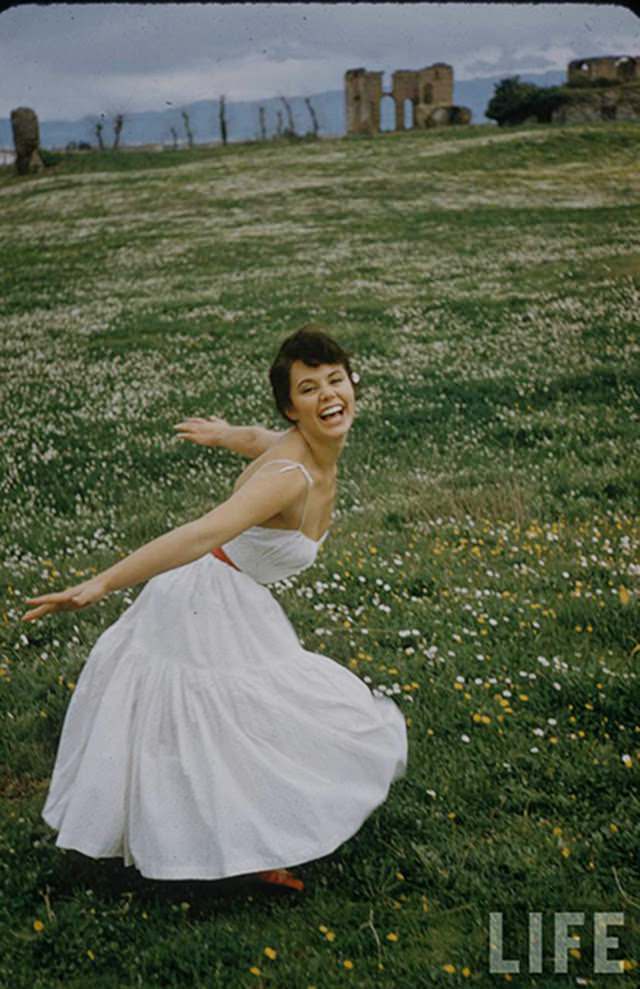 Georgia Moll In White: Stunning 1950S Photos That Define Timeless Beauty