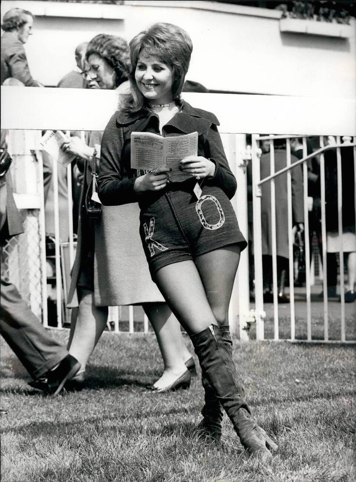 Singer Lulu Wearing Hotpant At The Spring Meeting At Epsom, 1971