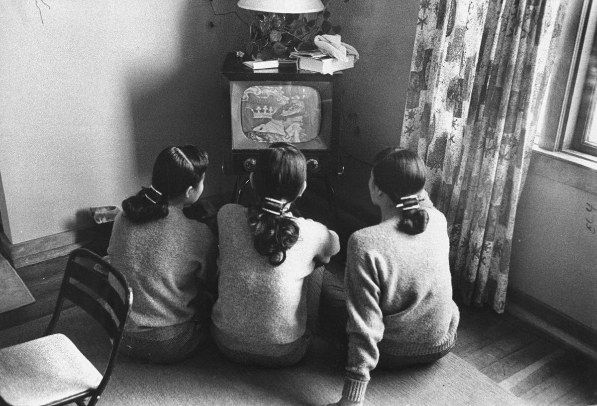 In Pony-Tails, Girls Watch Queen For A Day At Manager'S Mother'S Farm In Marengo, Ill. Girls Were Surprised To Learn Show'S Winner Ruled Nothing.