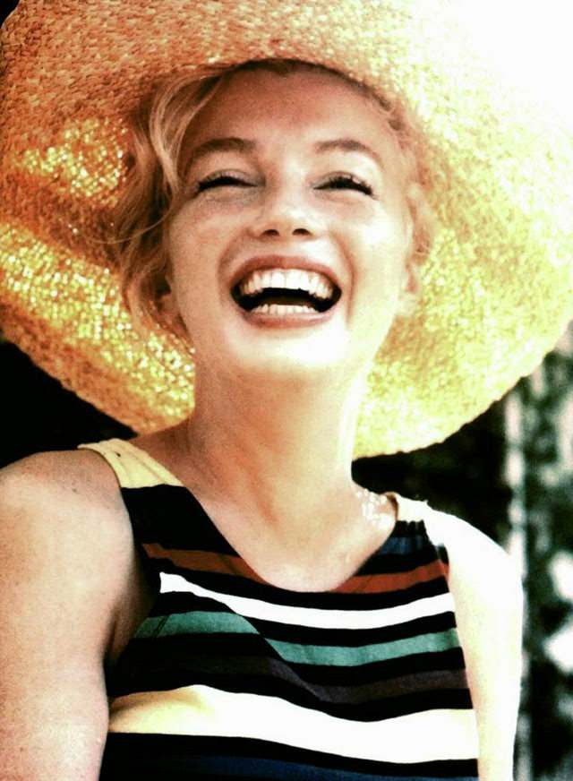 Stunning 1955 Photographs Of Marilyn Monroe Reading James Joyce’s Ulysses Outdoors