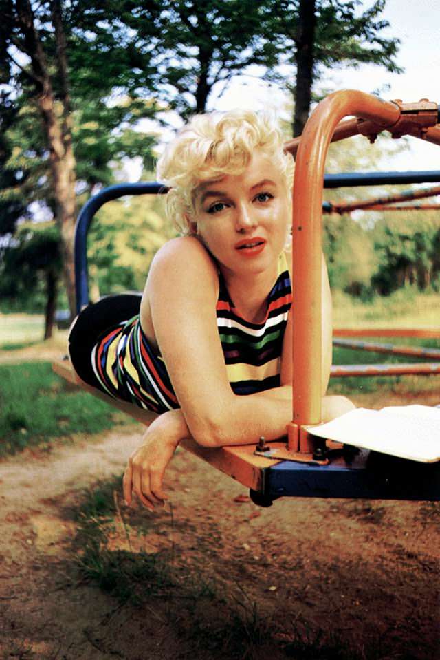 Stunning 1955 Photographs Of Marilyn Monroe Reading James Joyce’s Ulysses Outdoors